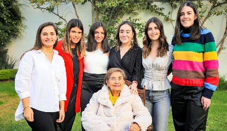  Chata Espinosa con sus nietas, Lety, Ximena, Valeria, Carmelita, Isabel y Daniela.