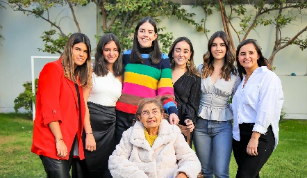  Chata Espinosa con sus nietas, Ximena, Valeria, Daniela, Carmelita, Isa y Lety.