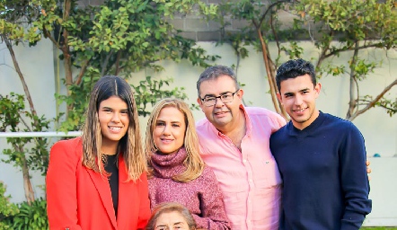  Chata Espinosa con la familia Pérez Ramírez.