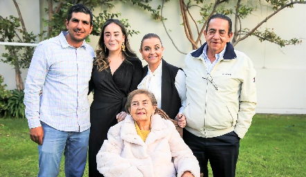  Chata Espinosa con la familia Cordero Pérez.