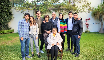  Chata Espinosa con la familia Pérez Mendizábal.