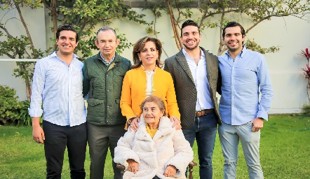  Chata Espinosa con la familia Pérez Tobías.
