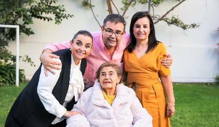  María del Carmen, Juan Carlos y Leticia Pérez con su mamá María del Carmen Espinosa.