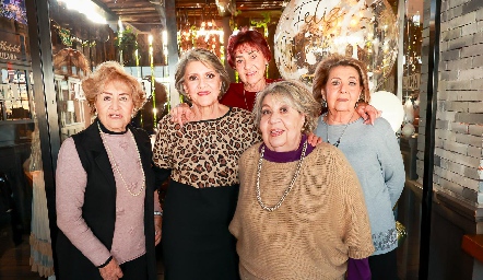  Guadalupe Gutiérrez con sus cuñadas, Josefina, Mela, Martha y Lula.