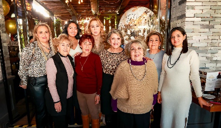  Guadalupe Gutiérrez de Hernández con sus cuñadas y sobrinas.