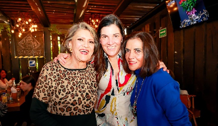  Guadalupe Gutiérrez, Vicky Martínez y Virginia Gutiérrez.