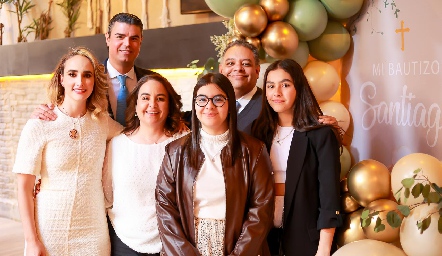  Ángeles Mahbub y Santiago Labastida con la familia García Flores.