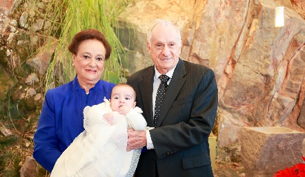  Santiago con sus bisabuelos María de los Ángeles Flores y José Victoriano Martínez.