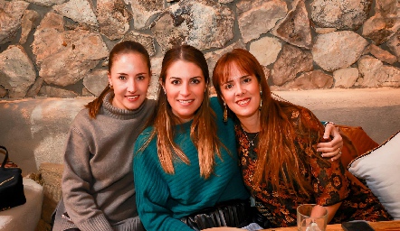  María Paula Hernández, Paulet Lozano y Ana Gaby Mina.