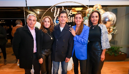  Los futuros esposos con sus papás, Gerardo Serrano, Mónica Gaviño, Gerardo Serrano, Marianela Villasuso y Marianela Villanueva.