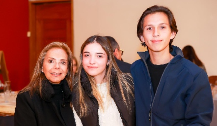  Elena Gaviño, Ximena Contreras y Eduardo Gaviño.