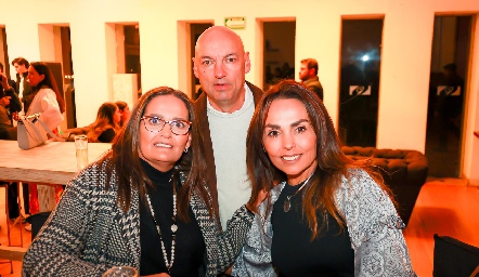  Gabriela Villanueva, Carlos González y Marianela Villanueva.