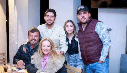  Héctor Gómez, Max Gómez, Tayde Gaviño, Natalia Gaviño y Emilio Gómez.