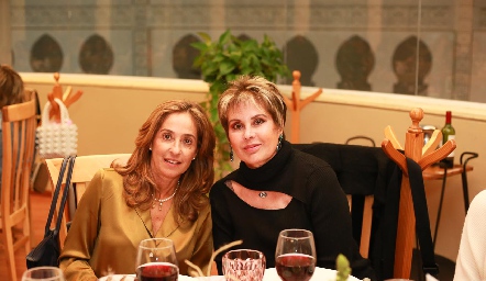  Mónica Gaviño y María Luisa Otero.