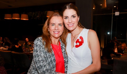  Patricia del Bosque con su hija Paulet Lozano.