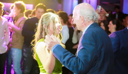  Danna bailando con su abuelo.