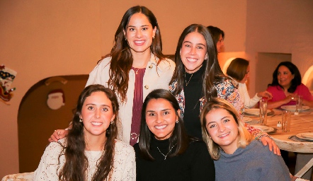  Valeria Villarreal, Adriana Narváez, Bárbara Paredes, Natalia Navarro y Paulina Dibildox.