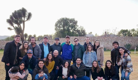  Santiago Villarreal y Claudia Villasana con sus amigos.