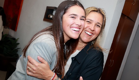  María José con su mamá Sandra Valle.