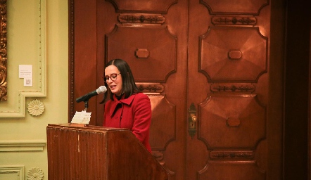  Presentando a los invitados de honor.