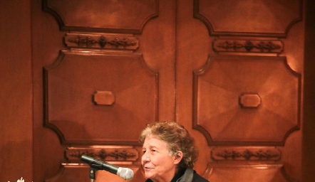  La maestra Teresa Palau hablando sobre el camino del arte y las personas mayores.