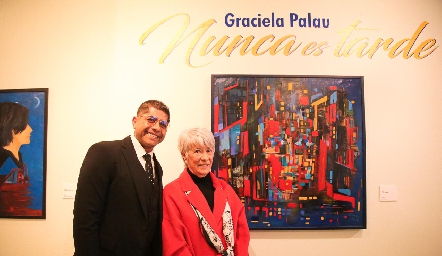  Graciela Palau y el director del museo Francisco Cossío.