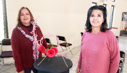  Silvia Esparza de Garza y Diana Reyes de Romo, organizadoras.
