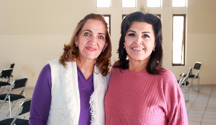  Mónica Alcalde y Diana Reyes de Romo.