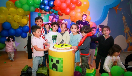  Héctor con sus amigos.