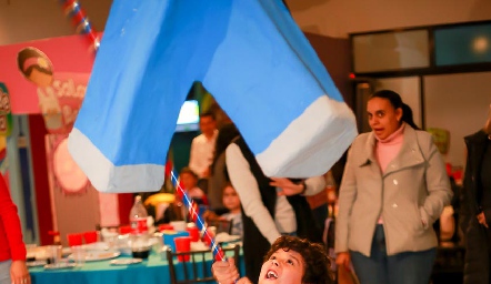  Héctor rompiendo su piñata.