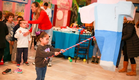  Rompiendo la piñata.