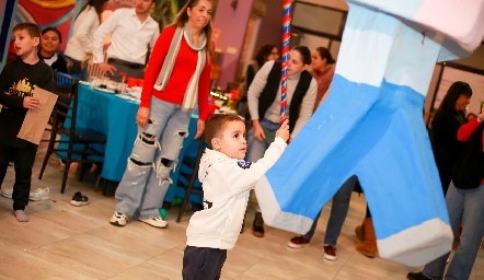  Rompiendo la piñata.