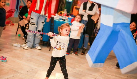  Rompiendo la piñata.