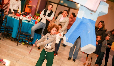  Rompiendo la piñata.
