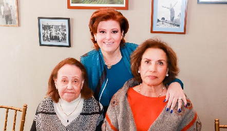  Evelina de Cadena, Laura Rodríguez y Martha Elena Alcalde.