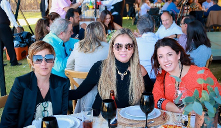  Claudia Hinojosa, Beatriz Villegas y Cristina Puga.