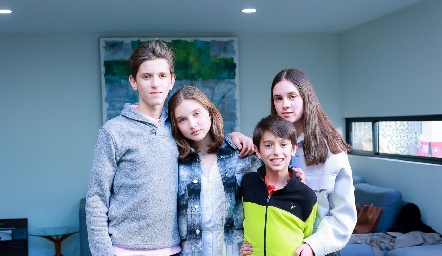  Santiago, Inés, Nicolás y Ana.