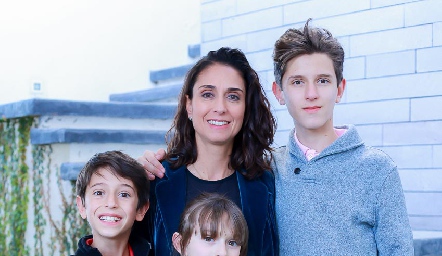  Anel Ávila con sus hijos Nicolás,  Ximena y Santiago.