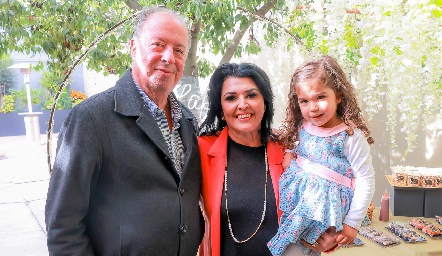  Samuel Romo y Diana Reyes de Romo con su nieta María.