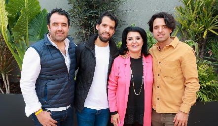  Diana Reyes con sus hijos, Mauricio, Alejandro y Samuel Romo.