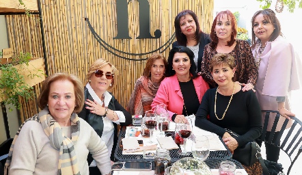  Diana Reyes con sus amigas.