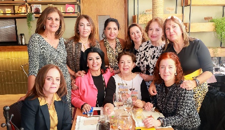  Diana Reyes celebrando con sus amigas.