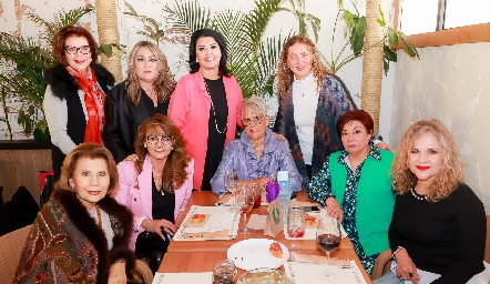  Diana Reyes celebrando con sus amigas.