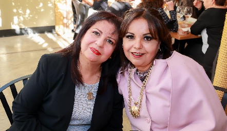  Cristina Reyes de Meza y Marus Reyes.