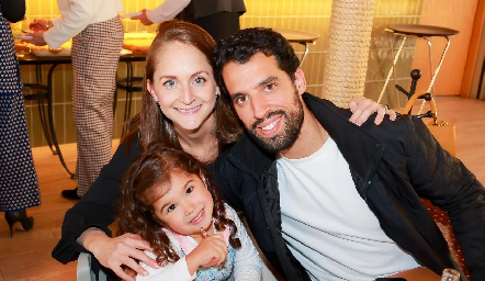  Ivonne Guajardo y Alejandro Romo con su hija María.