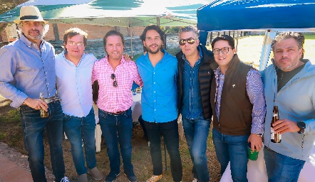  Roberto Mercado con sus amigos.