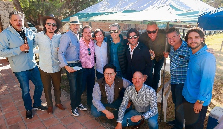  Roberto Mercado con sus amigos.