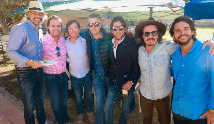 Roberto celebrando con sus amigos.