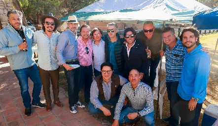  Roberto celebrando con sus amigos.