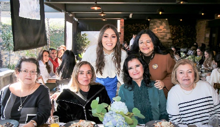  Lili Medina con su suegra y sus amigas.